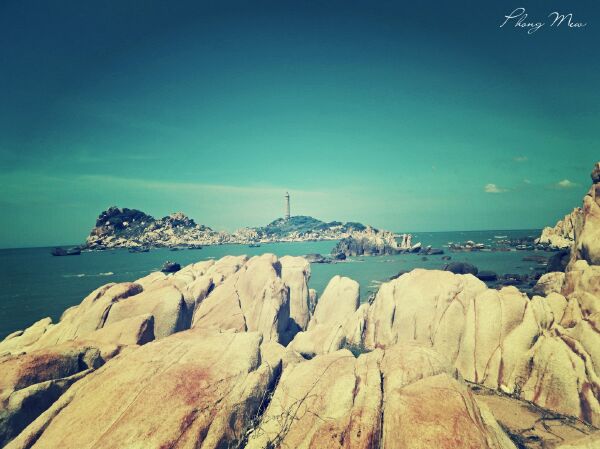 Theo sử cũ, mũi Kê Gà được coi là vị trí cực kỳ hiểm yếu của vùng biển từ Phan Rang đi Vũng Tàu. Có giả thiết cho rằng, sở dĩ hải đăng này có tên gọi Khe Gà hay Kê Gà là vì mũi đất nơi đây có khe giống đầu mỏ của con gà. Theo sử cũ, mũi Kê Gà được coi là vị trí cực kỳ hiểm yếu của vùng biển từ Phan Rang đi Vũng Tàu. Có giả thiết cho rằng, sở dĩ hải đăng này có tên gọi Khe Gà hay Kê Gà là vì mũi đất nơi đây có khe giống đầu mỏ của con gà.